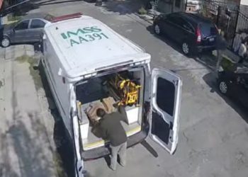 Vecinos denuncian uso indebido de ambulancia del IMSS para transportar material de construcción en Cuautitlán Izcalli