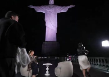 Rosalía se viraliza por huir de una cucaracha durante entrevista en Brasil