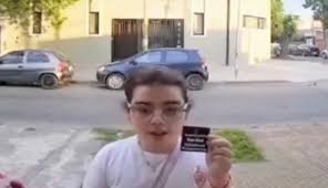 Niña recorre su vecindario para promocionar el trabajo de su padre plomero y conmueve a redes