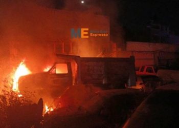 Incendio de camión perjudica otros cuatro vehículos en taller de la colonia Industrial de Morelia