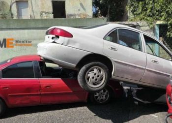 Automovilista en reversa provoca choque múltiple la colonia Tres Puentes de Morelia; hay 2 heridos