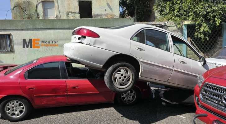 Automovilista en reversa provoca choque múltiple la colonia Tres Puentes de Morelia; hay 2 heridos