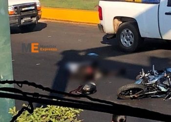 Motociclista muere tras ser embestido por una camioneta, frente a la Central Camionera de Uruapan