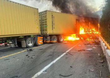 Dos muertos y un herido tras fatal choque, en la autopista Siglo XXI
